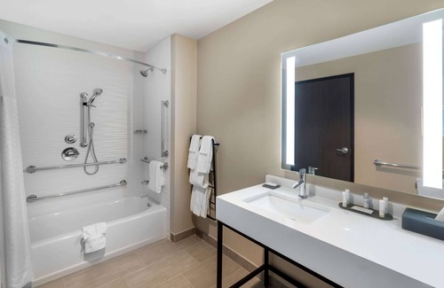 East Bank Hotel | La Quinta Inn & Suites by Wyndham Nashville Downtown/Stadium