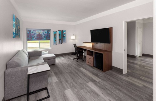 Angleton Hotel | La Quinta Inn & Suites by Wyndham Angleton