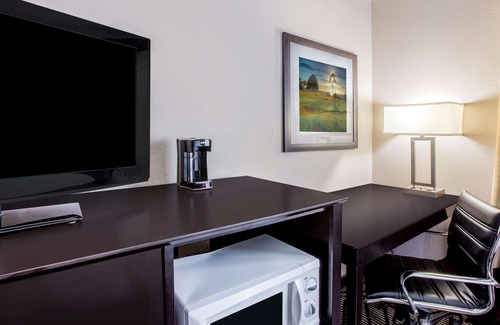 Pasadena Hotel | La Quinta Inn & Suites by Wyndham Pasadena