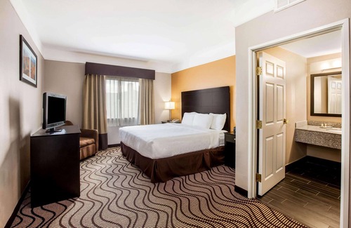 Pasadena Hotel | La Quinta Inn & Suites by Wyndham Pasadena