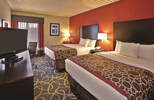 Elkview Hotel | La Quinta Inn & Suites by Wyndham Elkview - Charleston NE