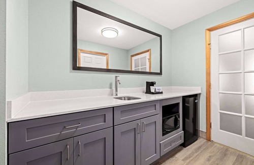 Newport Hotel | La Quinta Inn & Suites by Wyndham Newport