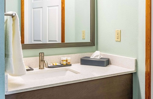 Newport Hotel | La Quinta Inn & Suites by Wyndham Newport