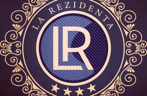 Three Oaks House | La Rezidenta