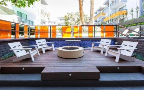 Rampart Village Apartment | LA Studio with Pool, Balcony and Private parking