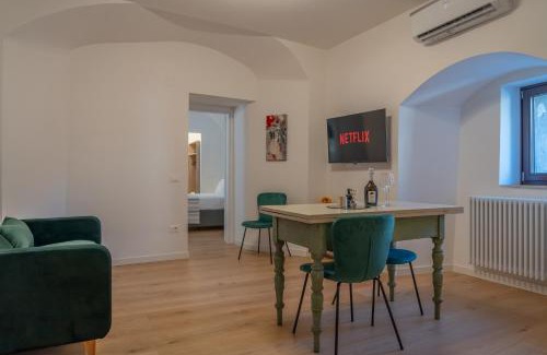 Old Town Apartment | La Suite dell'Arco - Modern one bedroom - ItalyWeGo