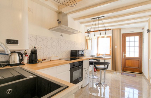 Neuville-sur-Saone House | La Suite Neuvilloise - 15 Minutes de Lyon - Jacuzzi/wifi - Entièrement Rénovée