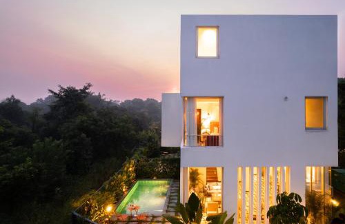 Anjuna Villa | La Zorita, Luxurious 3 BHK with Private Pool, 10 mins from Anjuna Beach, Kitchen, Security, Terrace, Patio & Wifi
