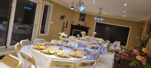 Bout-de-l'Ile Villa | Lady Eden Waterfront Mansion