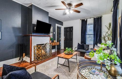 Freetown - Port Rico House | Lafayette Hideaway - Private Room with Kitchen & Parking