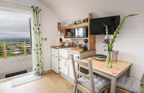 Lochmaben Cottage | LAIRD LODGE 3, with hot tub in Lochmaben
