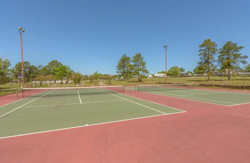 Willis Resort | Lake Conroe Queen Studio Cabin 5