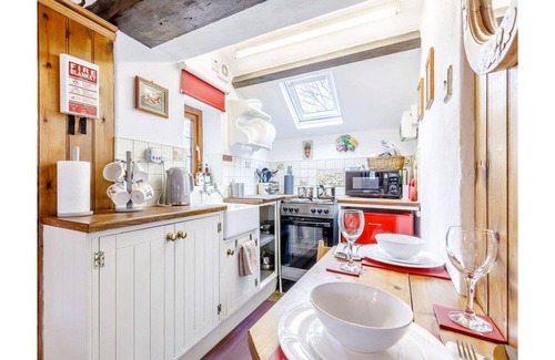 Endon Cottage | Lake Cottage -Peaceful relaxing Venue.