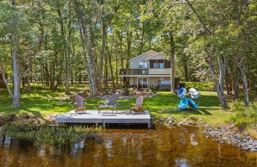 Pocono Summit House | Lake Daze by AvantStay Lakefront w Modern Interior Enclosed Porch Hot Tub