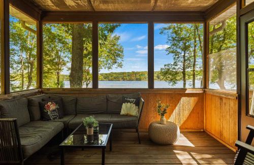 Pocono Summit House | Lake Daze by AvantStay Lakefront w Modern Interior Enclosed Porch Hot Tub