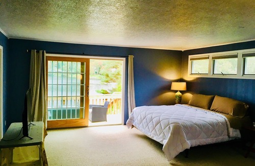 Union Dale Cabin | Lake Front Lodge, Sleeps 20, Swim Deck, Fishing, Private Beach near Elk Mountain