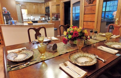 Vonore Cabin | Lake Front Lodge With Beautiful Lake Views And 5 Bedrooms And 5 Bathrooms.