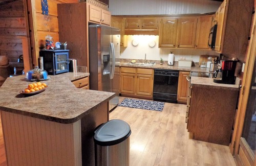 Vonore Cabin | Lake Front Lodge With Beautiful Lake Views And 5 Bedrooms And 5 Bathrooms.