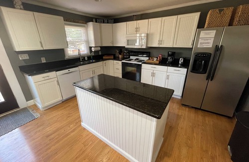 Mayhew Cottage | Lake Norman Waterfront 3BR Cottage w/Boat Rental & Private Dock