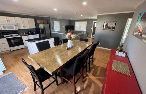 Mayhew Cottage | Lake Norman Waterfront 3BR Cottage w/Boat Rental & Private Dock