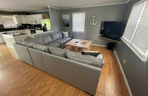 Mayhew Cottage | Lake Norman Waterfront 3BR Cottage w/Boat Rental & Private Dock