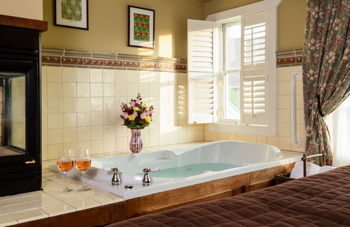 McHenry Bed & Breakfast | Lake Pointe Inn