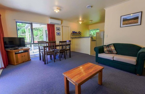 Okere Falls House | Lake Rotoiti Retreat | Walk to the Lake + Kayaks!