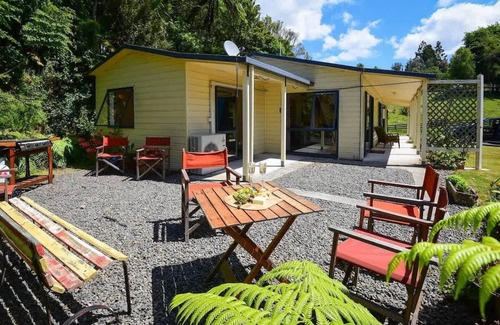 Okere Falls House | Lake Rotoiti Retreat | Walk to the Lake + Kayaks!