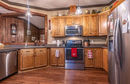 Hardwick House | Lake Sinclair Getaway + Rooftop Patio