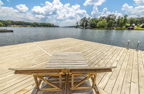 Hardwick House | Lake Sinclair Getaway + Rooftop Patio