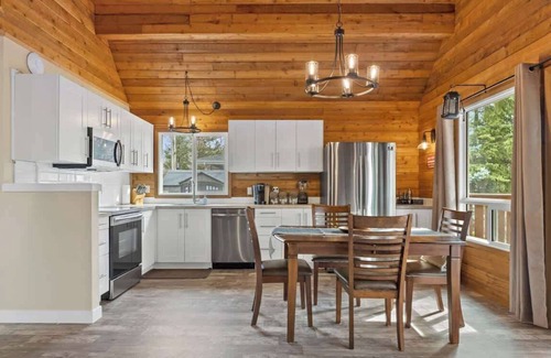 Gull Lake Cabin | Lake Vibes 3 BD 1 BA Cottage steps from the Lake