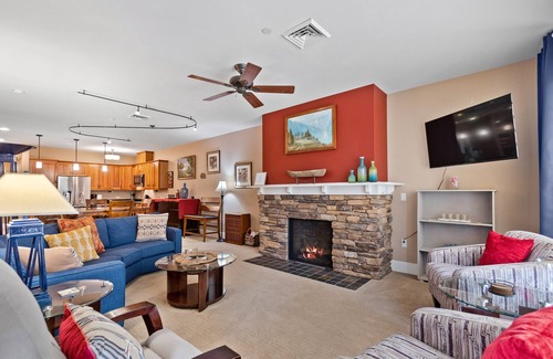 Sandpoint Condo | Lake view condo with WiFi, balcony, fireplace, & shared pool/hot tub/grills