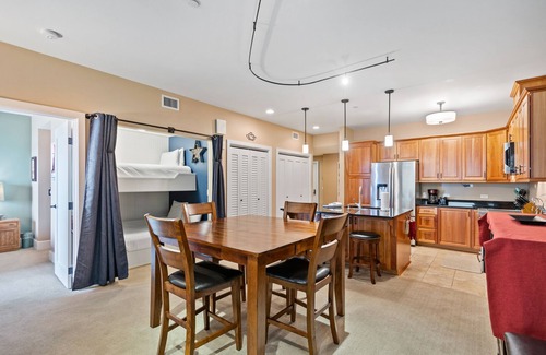 Sandpoint Condo | Lake view condo with WiFi, balcony, fireplace, & shared pool/hot tub/grills