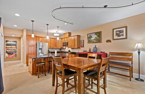 Sandpoint Condo | Lake view condo with WiFi, balcony, fireplace, & shared pool/hot tub/grills