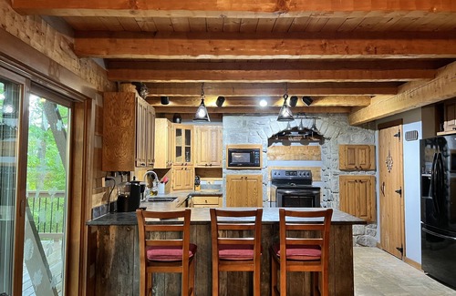 Sloans Valley Cabin | LAKE VIEW- Cozy log cabin close to everything