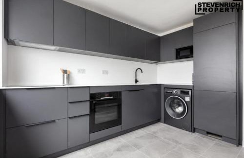 Woodberry Down Apartment | Lake View Hackney High End 3-Bedroom Flat