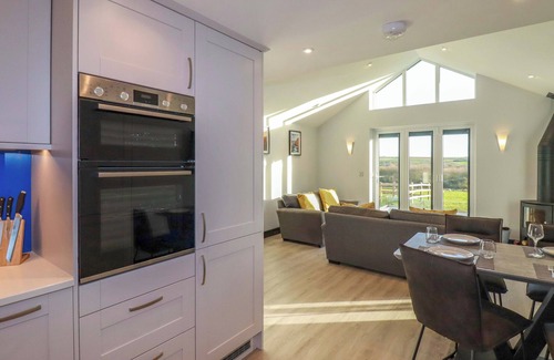 Newquay Cottage | LAKE VIEW, pet friendly, luxury holiday cottage in Quintrell Downs