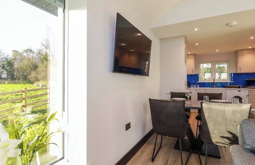 Newquay Cottage | LAKE VIEW, pet friendly, luxury holiday cottage in Quintrell Downs