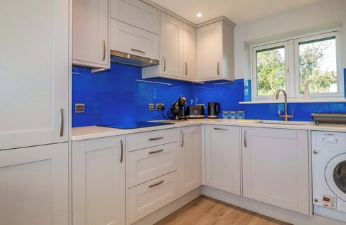 Newquay Cottage | LAKE VIEW, pet friendly, luxury holiday cottage in Quintrell Downs