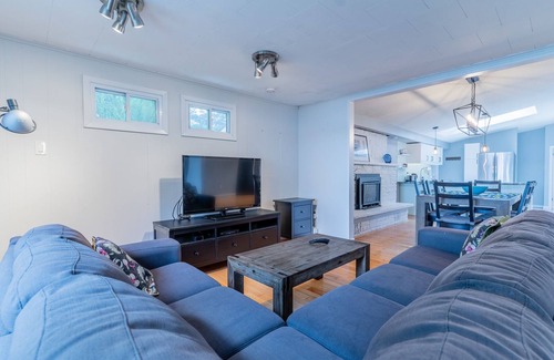 Bobcaygeon Cottage | Lake View Waterfront Cottage 4 BDR 1 BATH 46" HDTV Wi-Fi BBQ Patio Deck Sleeps8