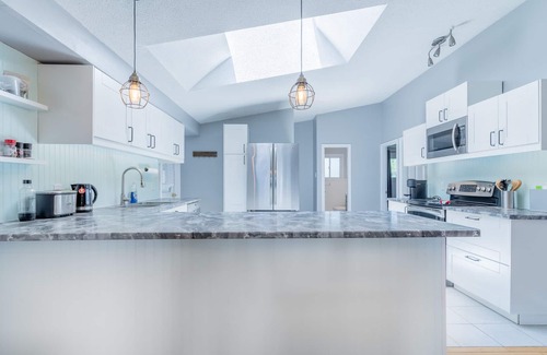 Bobcaygeon Cottage | Lake View Waterfront Cottage 4 BDR 1 BATH 46" HDTV Wi-Fi BBQ Patio Deck Sleeps8