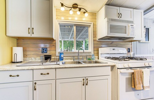 Krakow Cottage | Lake Views & Fireside Bliss: Cecil Cottage w/Yard