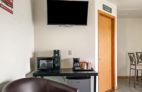 Mayfield Apartment | Lakefront 6 Double Queen Rooms at Fife Lake Lodge