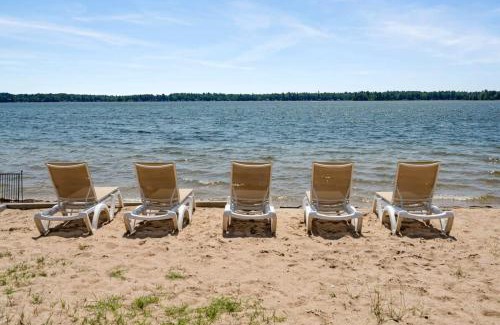 Mayfield Apartment | Lakefront 6 Double Queen Rooms at Fife Lake Lodge