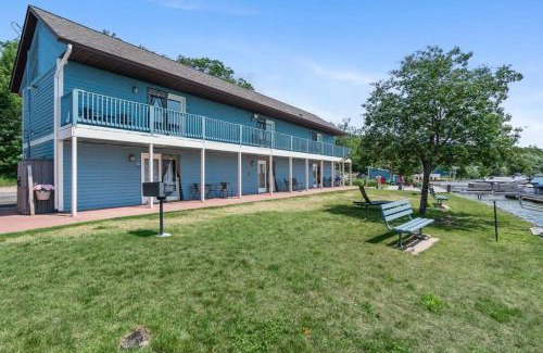 Mayfield Apartment | Lakefront 6 Double Queen Rooms at Fife Lake Lodge