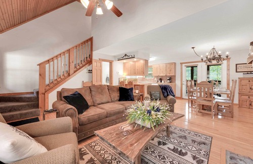 Reeds Spring Cottage | Lakefront Branson Cabin: 6 Mi to Branson Strip!
