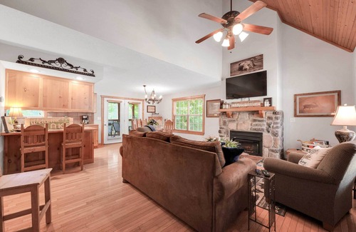 Reeds Spring Cottage | Lakefront Branson Cabin: 6 Mi to Branson Strip!