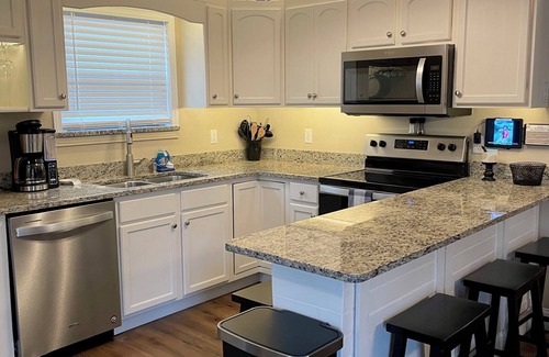 Jacksboro Cabin | Lakefront Cabin : Boat Slip : Dock : Kayaks : Families : Internet