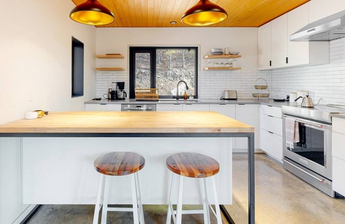 Rogers Cabin | Lakefront cabin with water access, washer/dryer, central AC & fireplace