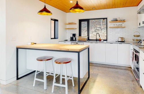 Rogers Cabin | Lakefront cabin with water access, washer/dryer, central AC & fireplace